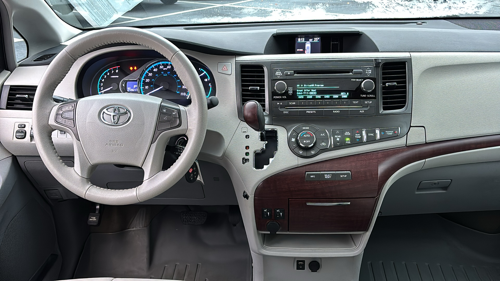 2013 Toyota Sienna XLE 39