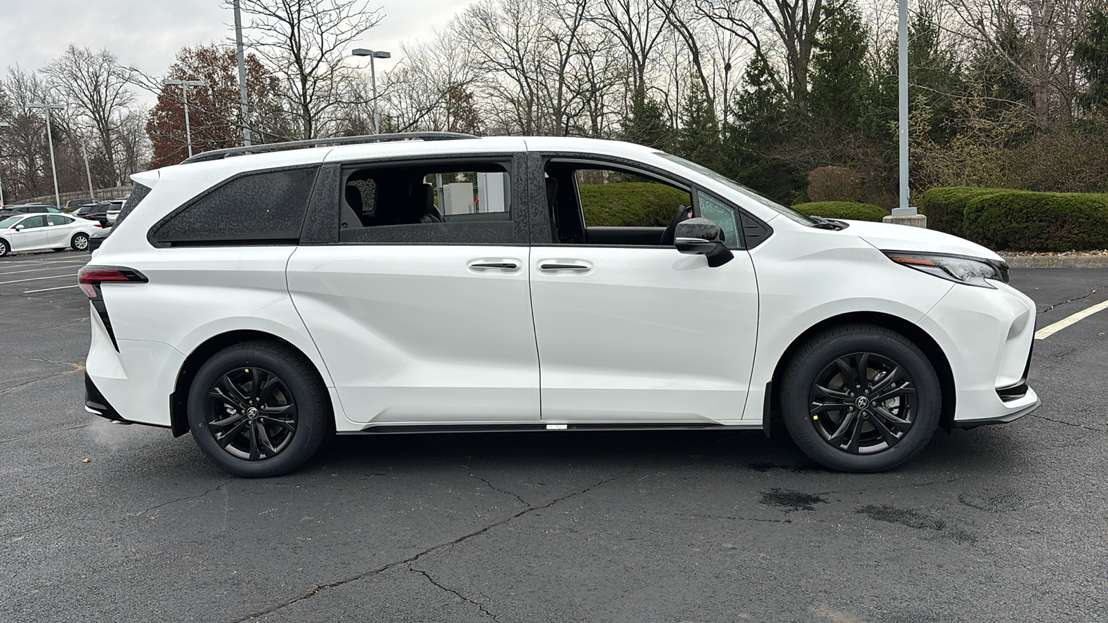 2025 Toyota Sienna XSE 7-Passenger 3