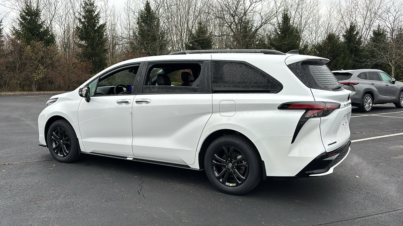 2025 Toyota Sienna XSE 7-Passenger 14