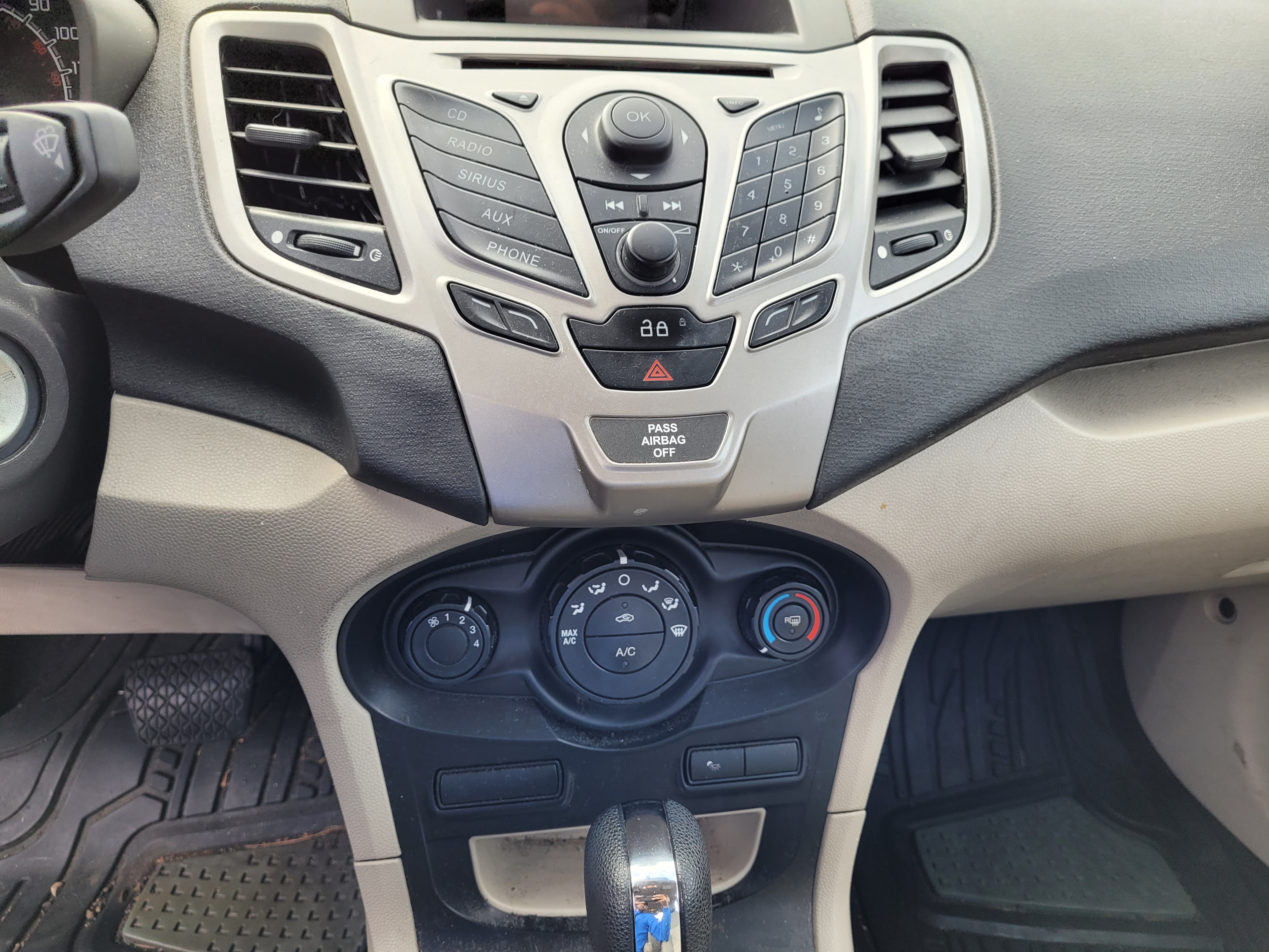 2013 Ford Fiesta SE 16