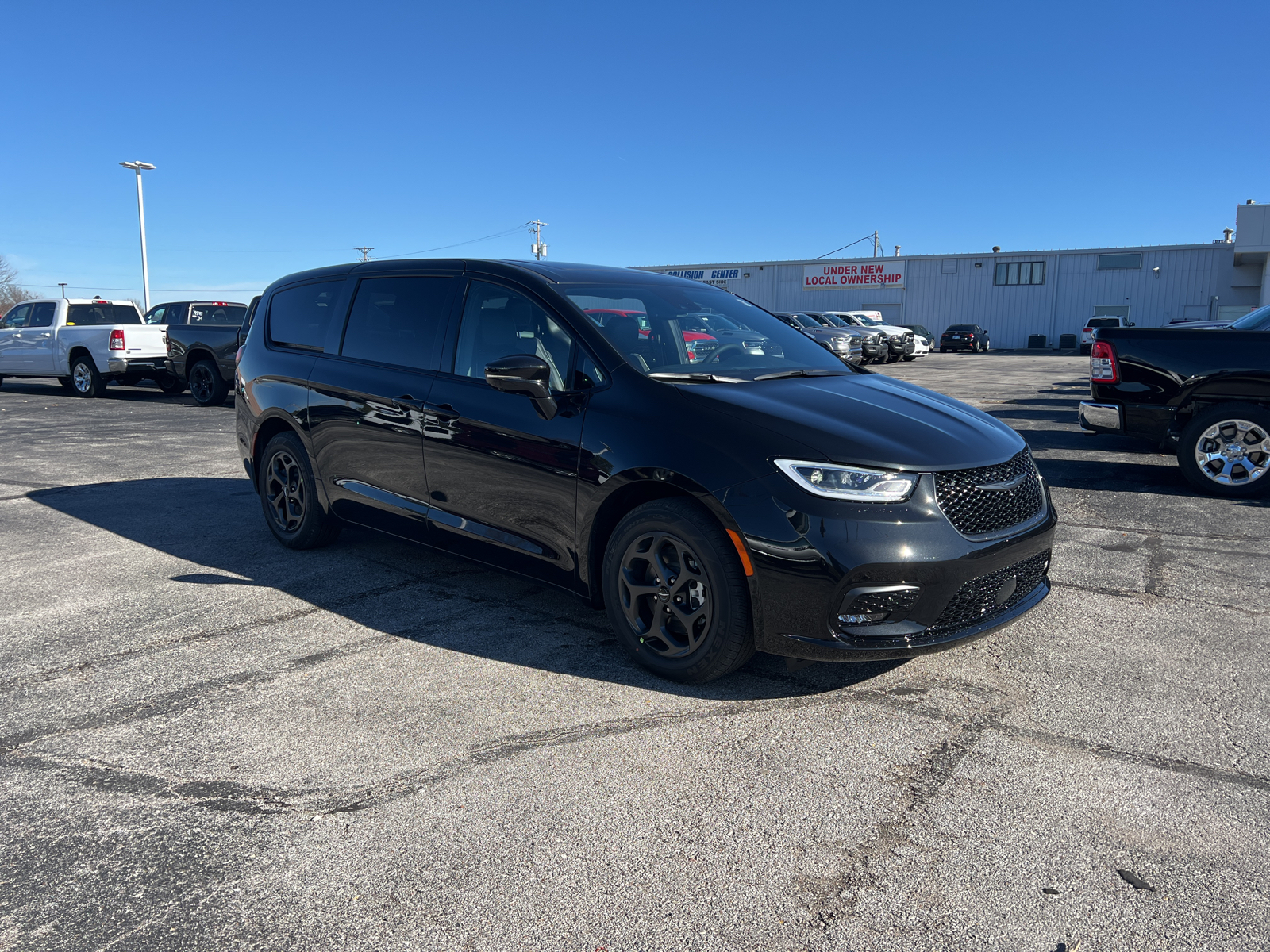 2022 Chrysler Pacifica Hybrid Limited 1