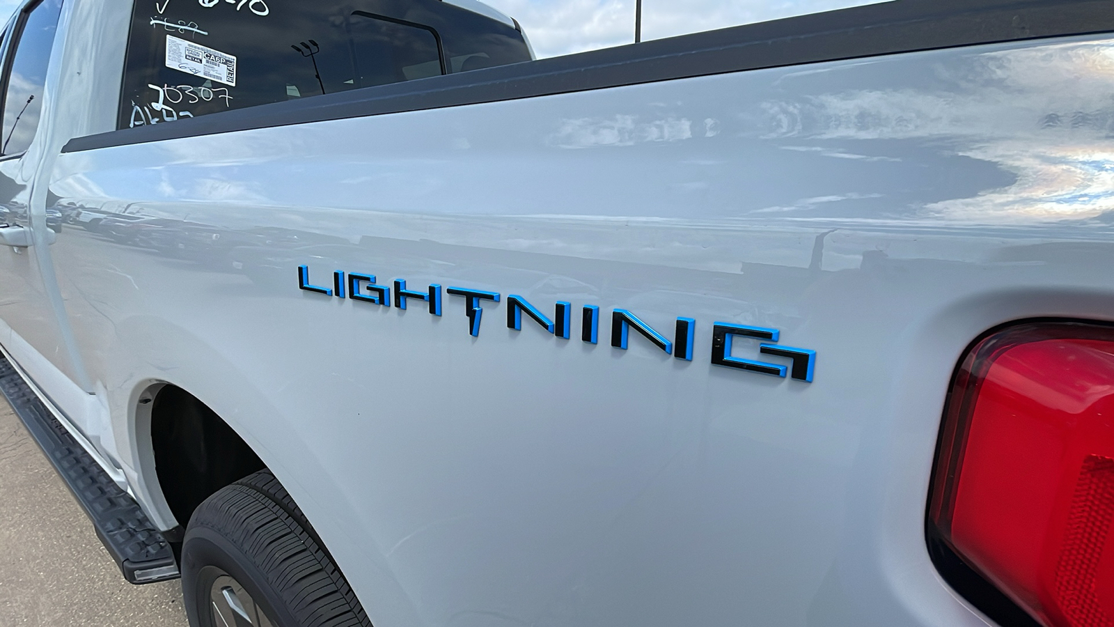 2023 Ford F-150 Lightning Lariat 34