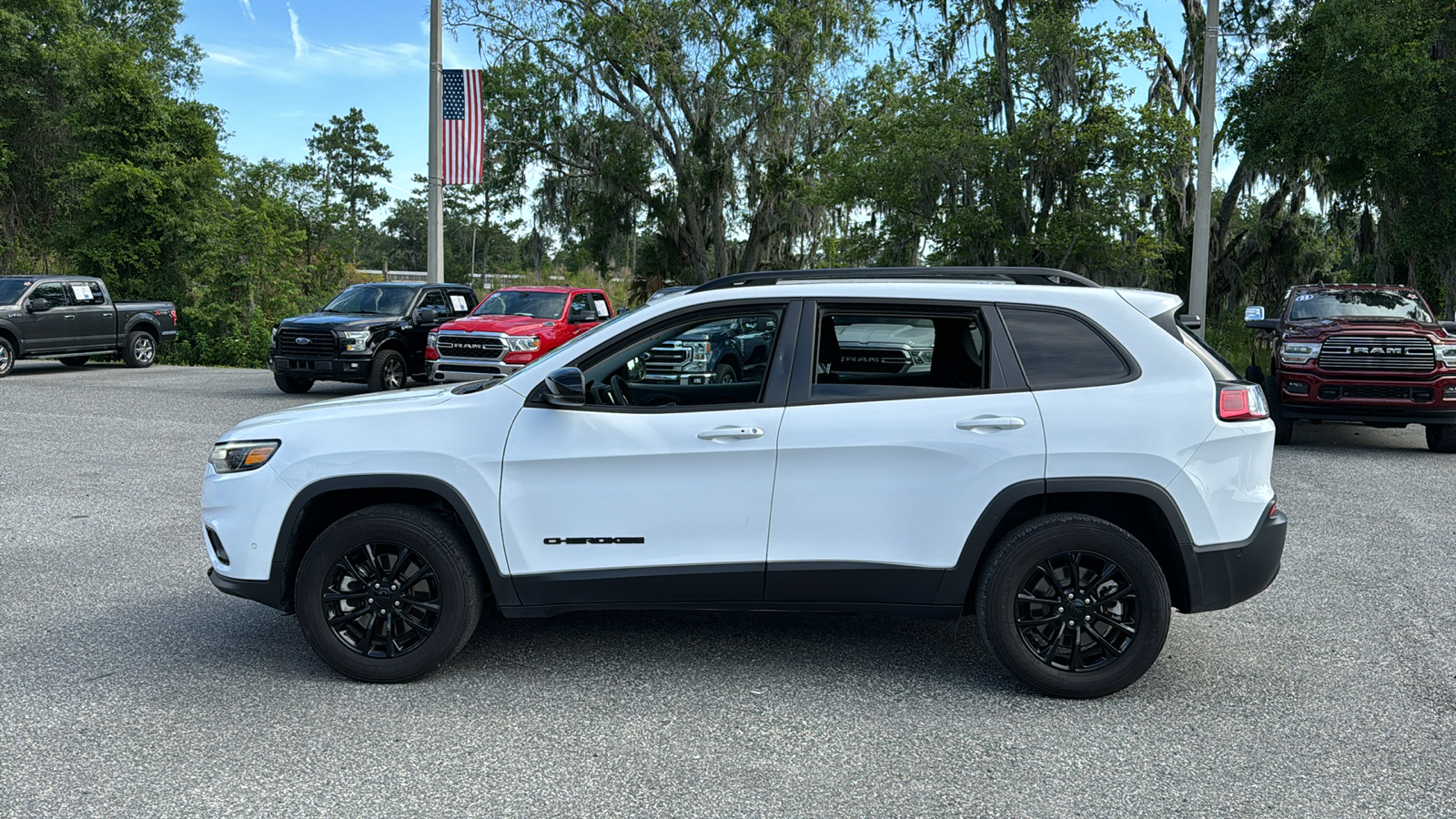 2023 Jeep Cherokee Altitude 2