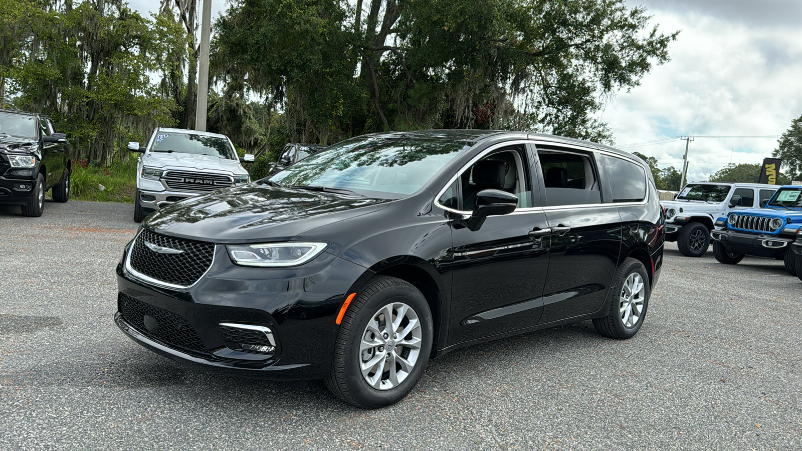 2024 Chrysler Pacifica Touring L 1