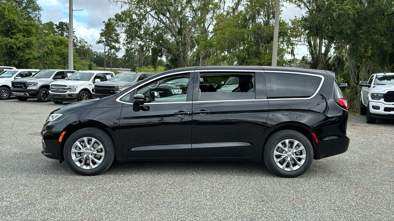 2024 Chrysler Pacifica Touring L 2