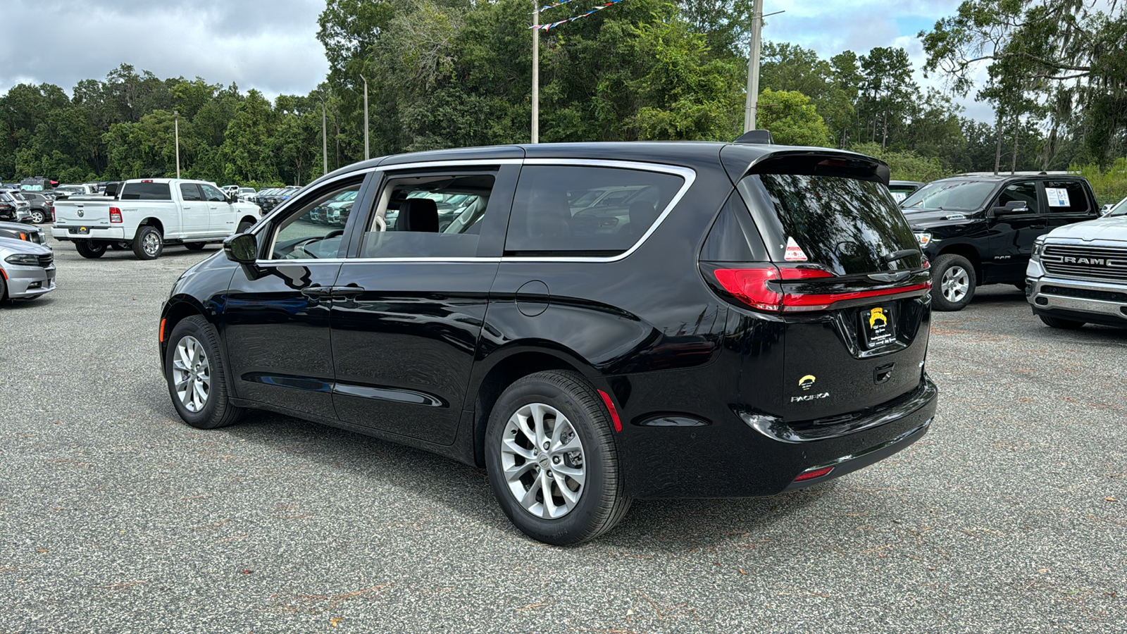 2024 Chrysler Pacifica Touring L 3