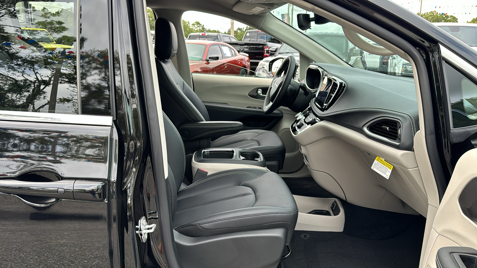 2024 Chrysler Pacifica Touring L 10