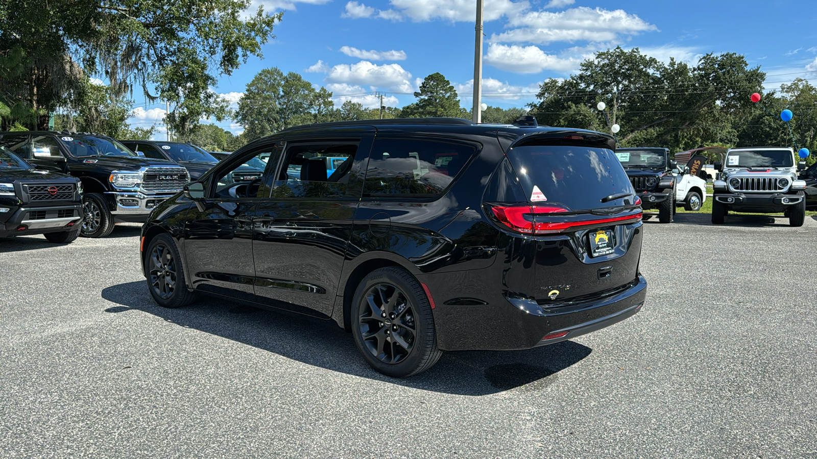 2024 Chrysler Pacifica Touring L 3