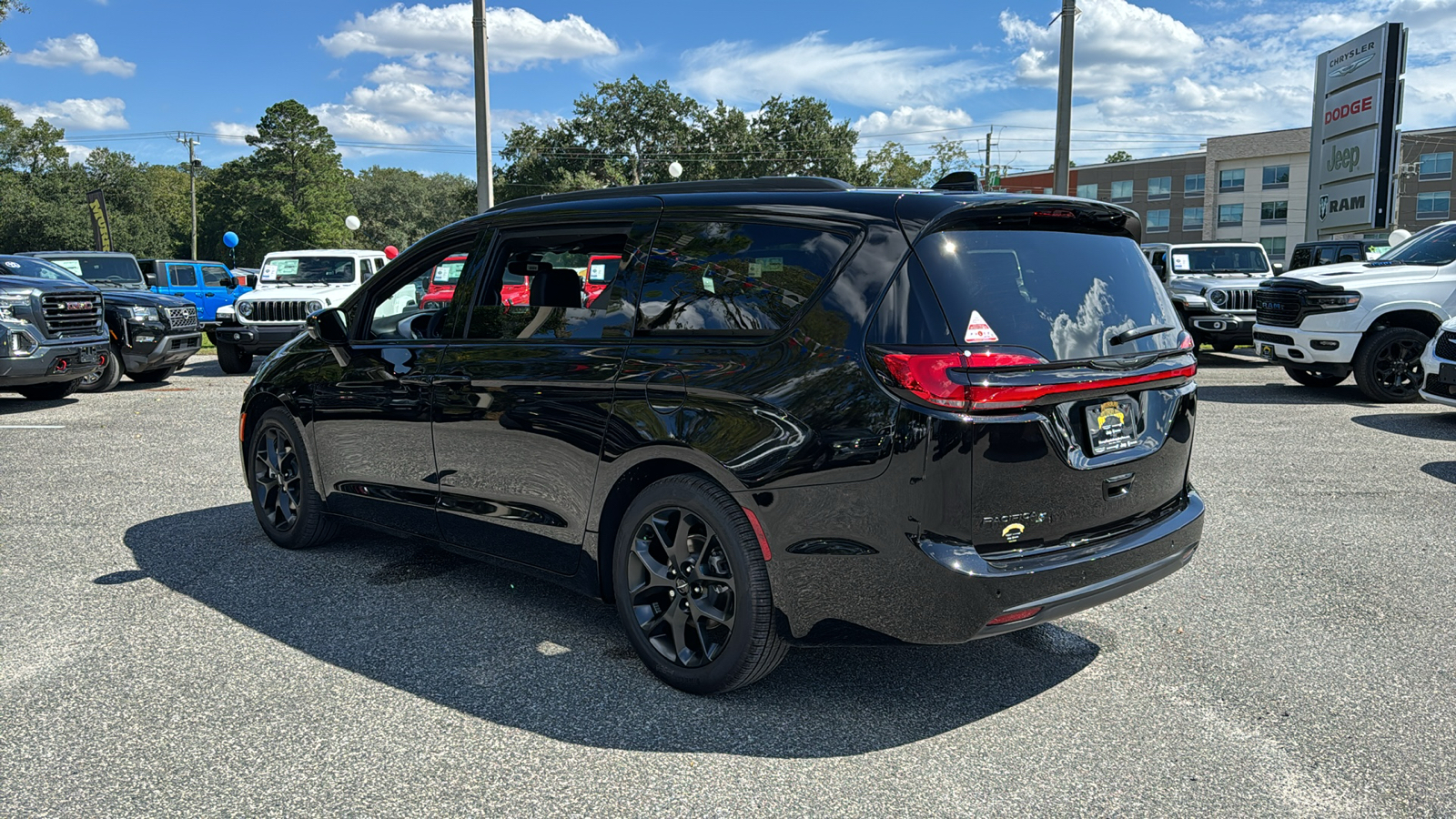 2024 Chrysler Pacifica Touring L 3