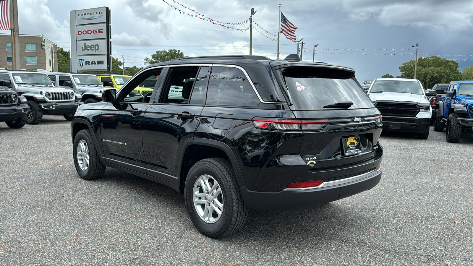 2024 Jeep Grand Cherokee Laredo 3