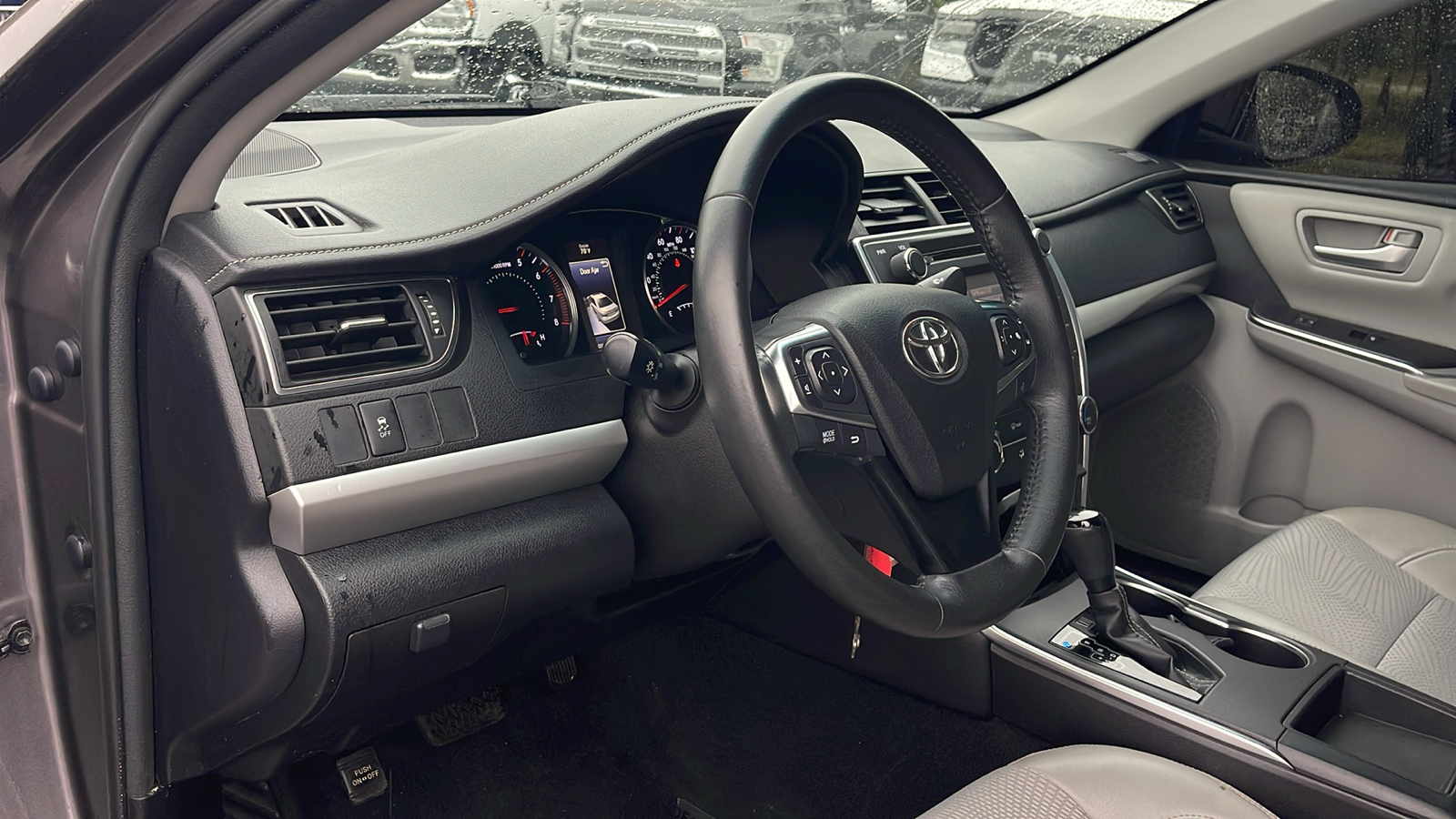 2017 Toyota Camry SE 28