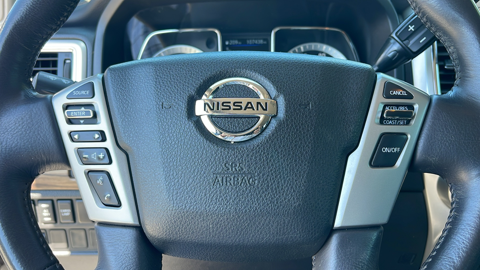 2019 Nissan Titan SL 21
