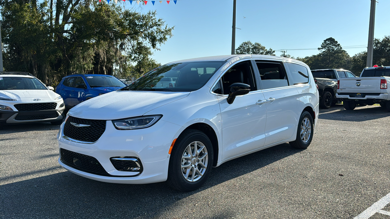 2025 Chrysler Pacifica Select 1