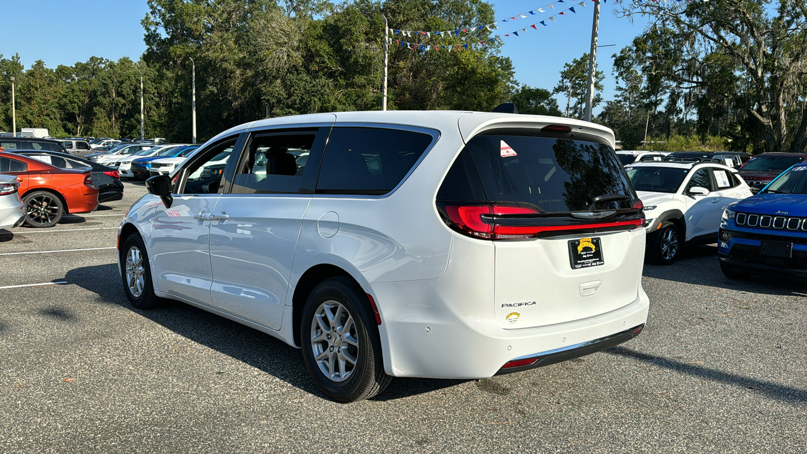 2025 Chrysler Pacifica Select 2