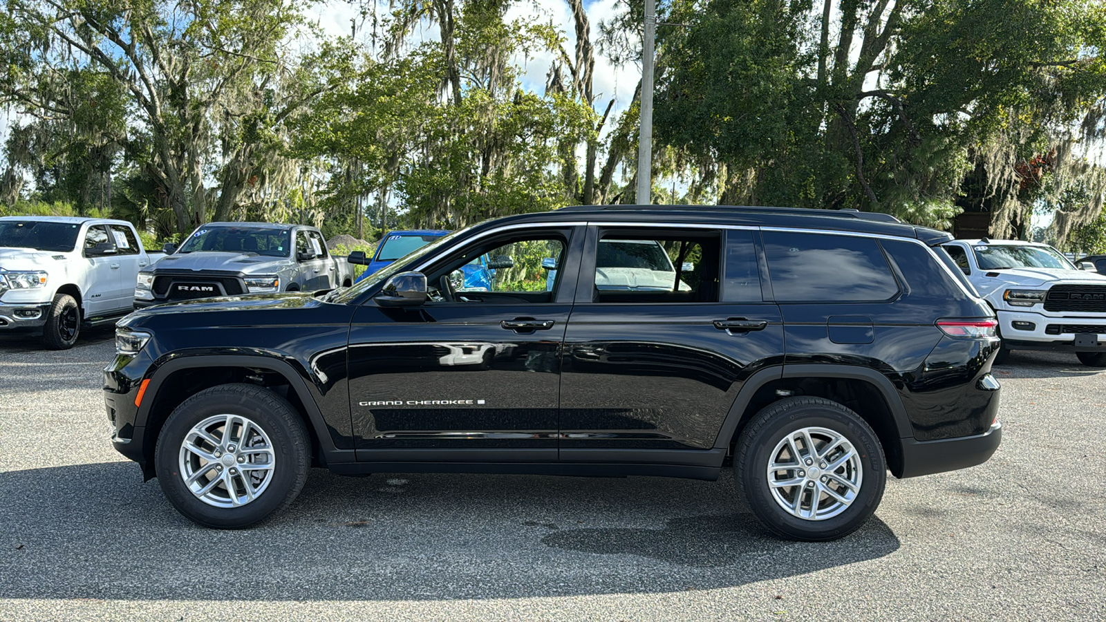 2024 Jeep Grand Cherokee L Laredo 2