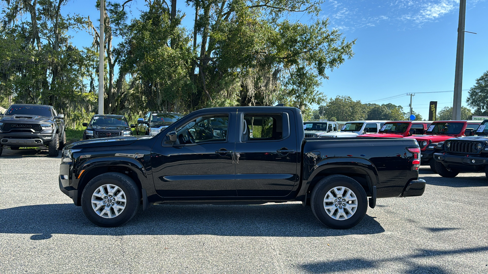 2022 Nissan Frontier SV 2