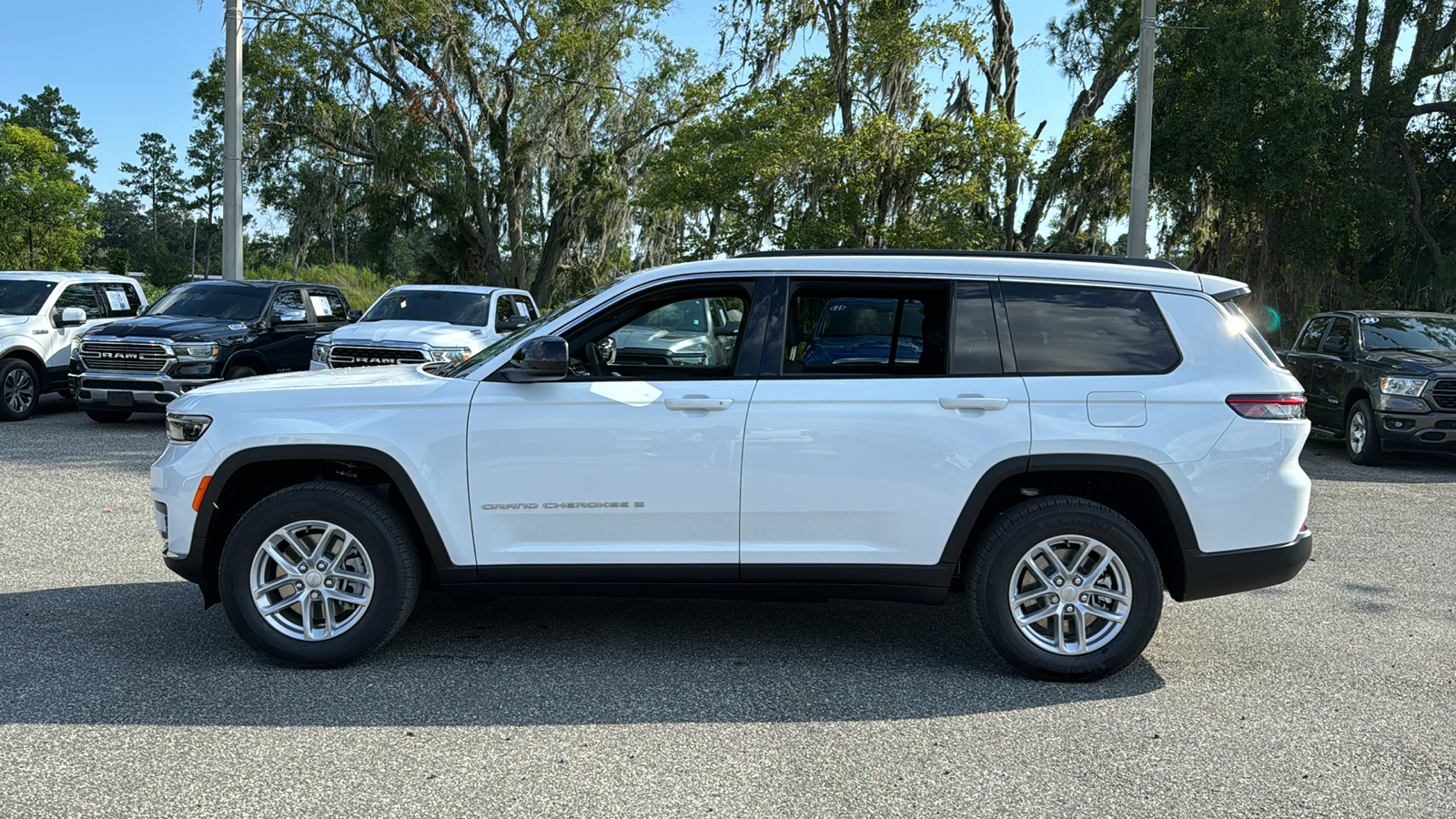 2024 Jeep Grand Cherokee L Laredo 2