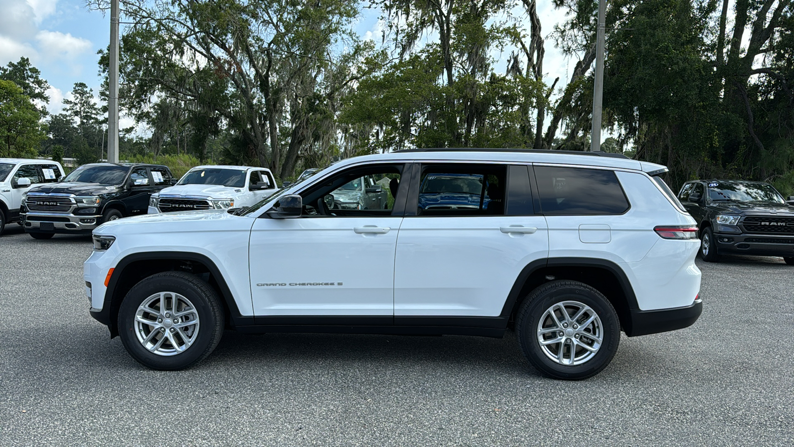 2024 Jeep Grand Cherokee L Laredo 2