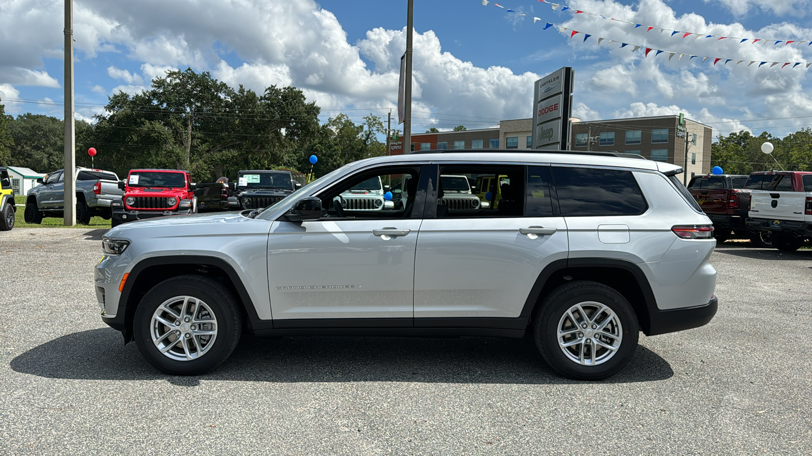 2024 Jeep Grand Cherokee L Laredo 2