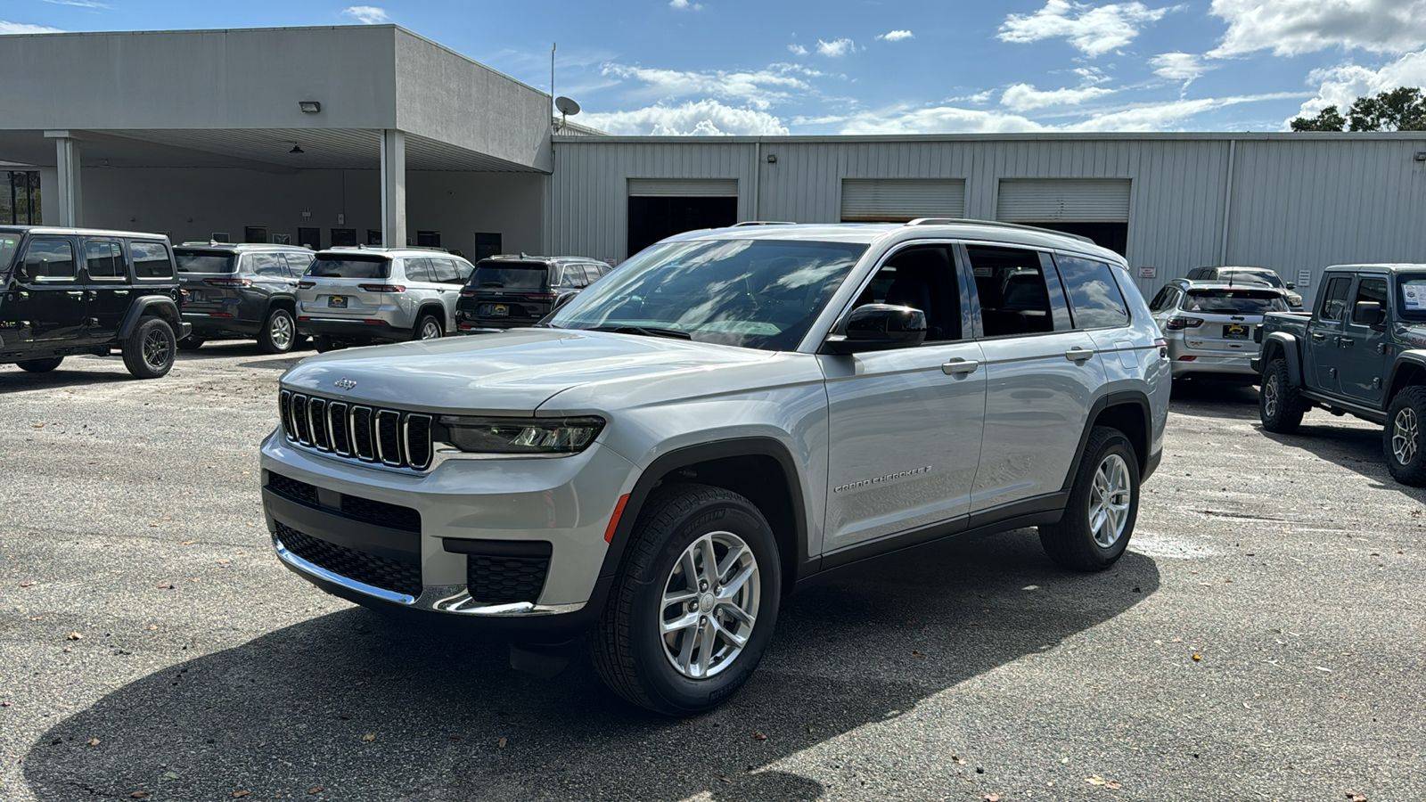 2025 Jeep Grand Cherokee L Laredo 1