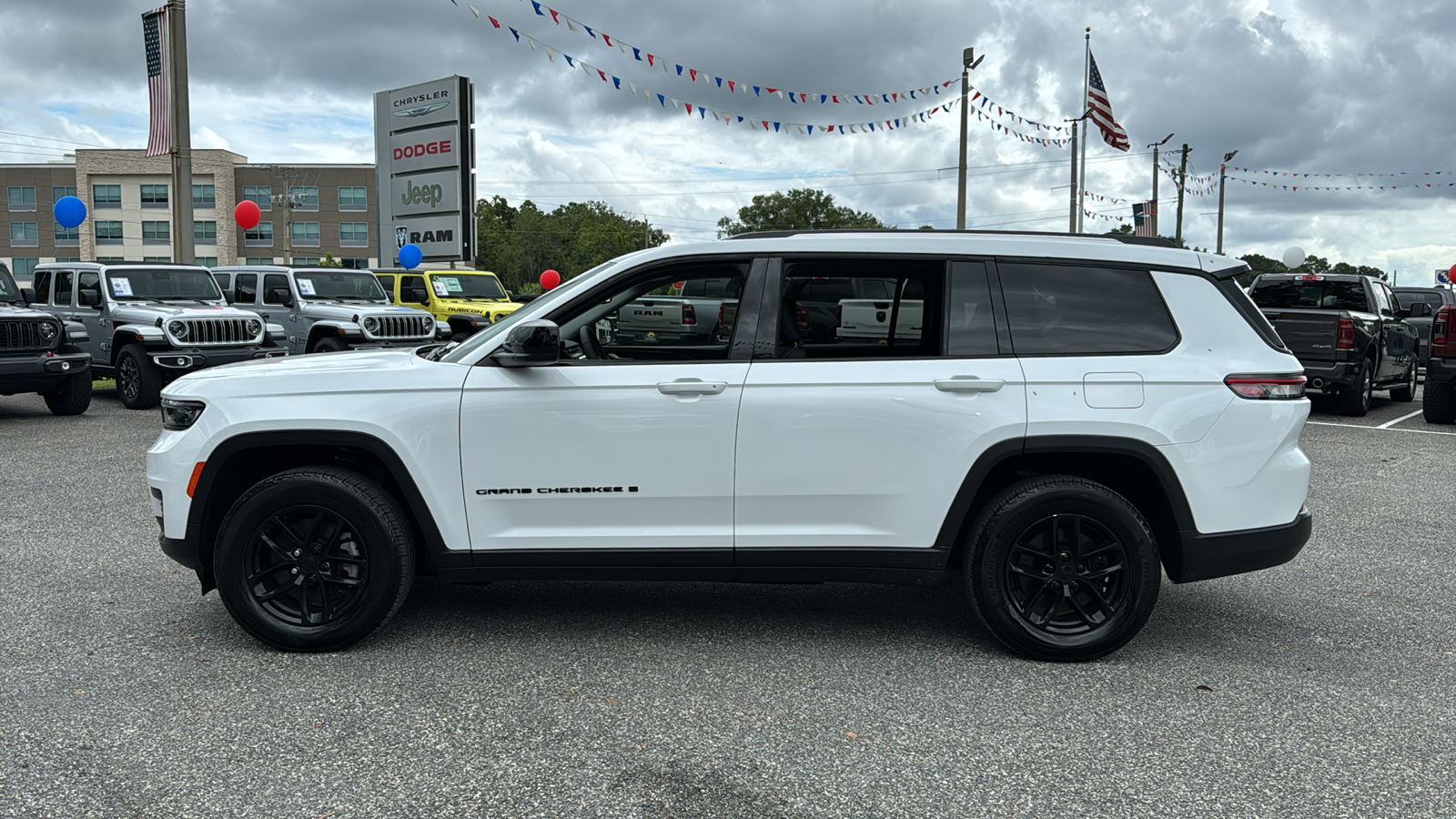 2023 Jeep Grand Cherokee L Laredo 2