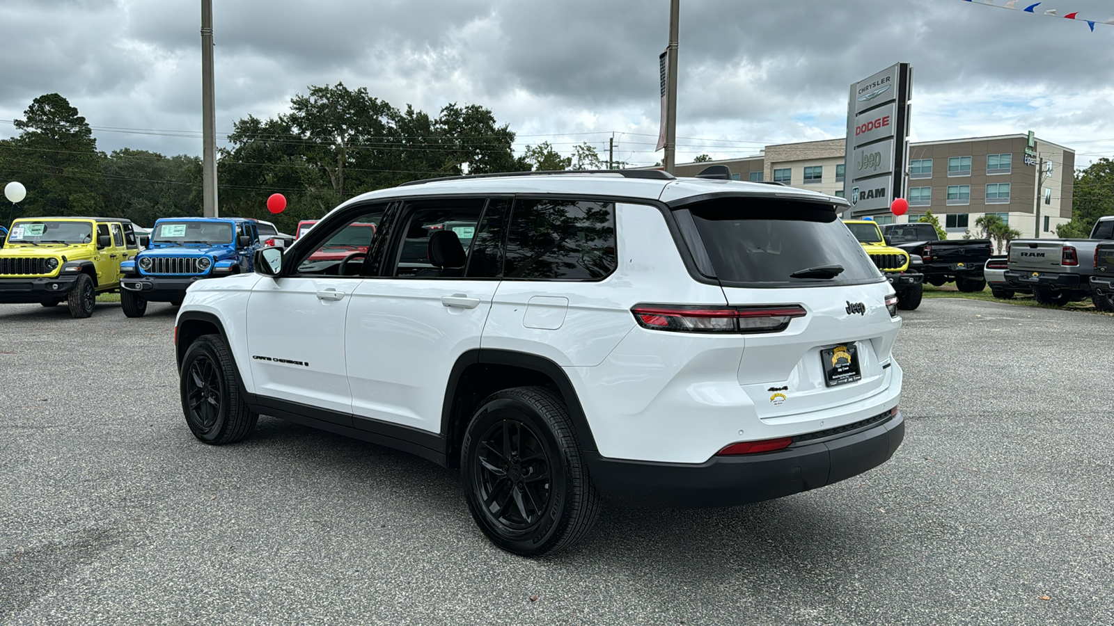 2023 Jeep Grand Cherokee L Laredo 3