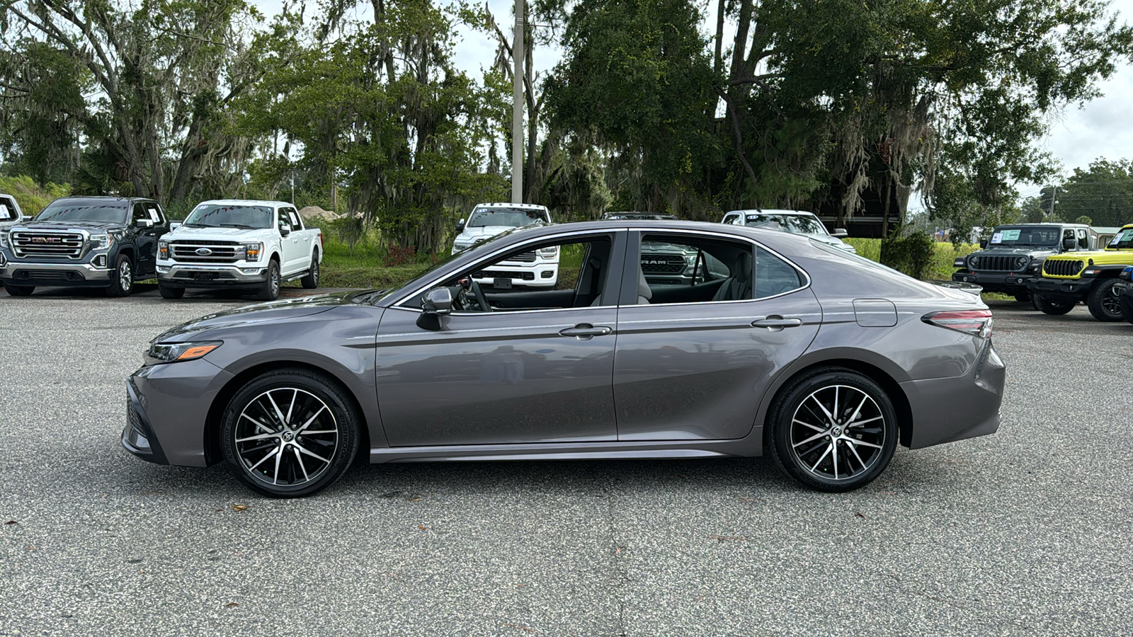 2024 Toyota Camry SE 2