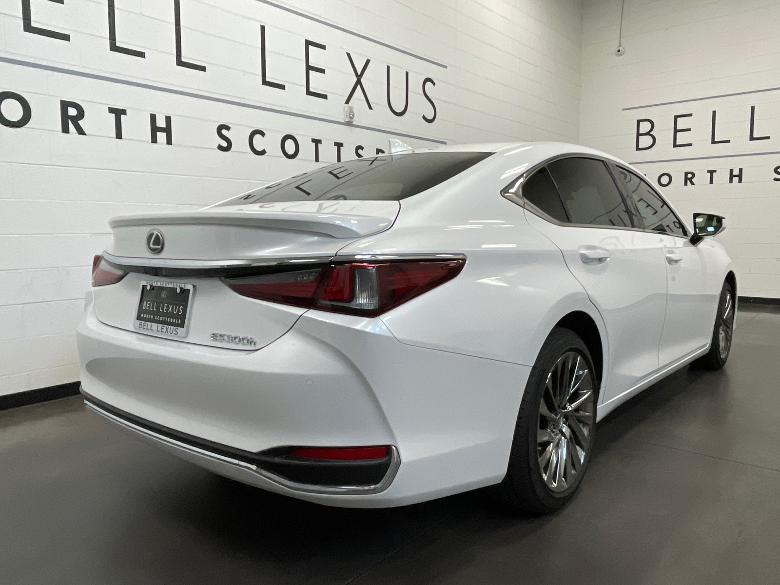 2024 Lexus ES 300h Luxury 3