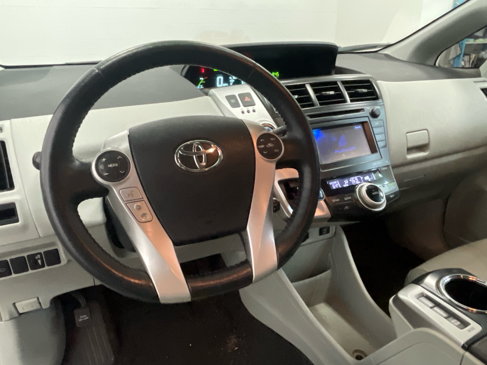 2014 Toyota Prius v Five 19