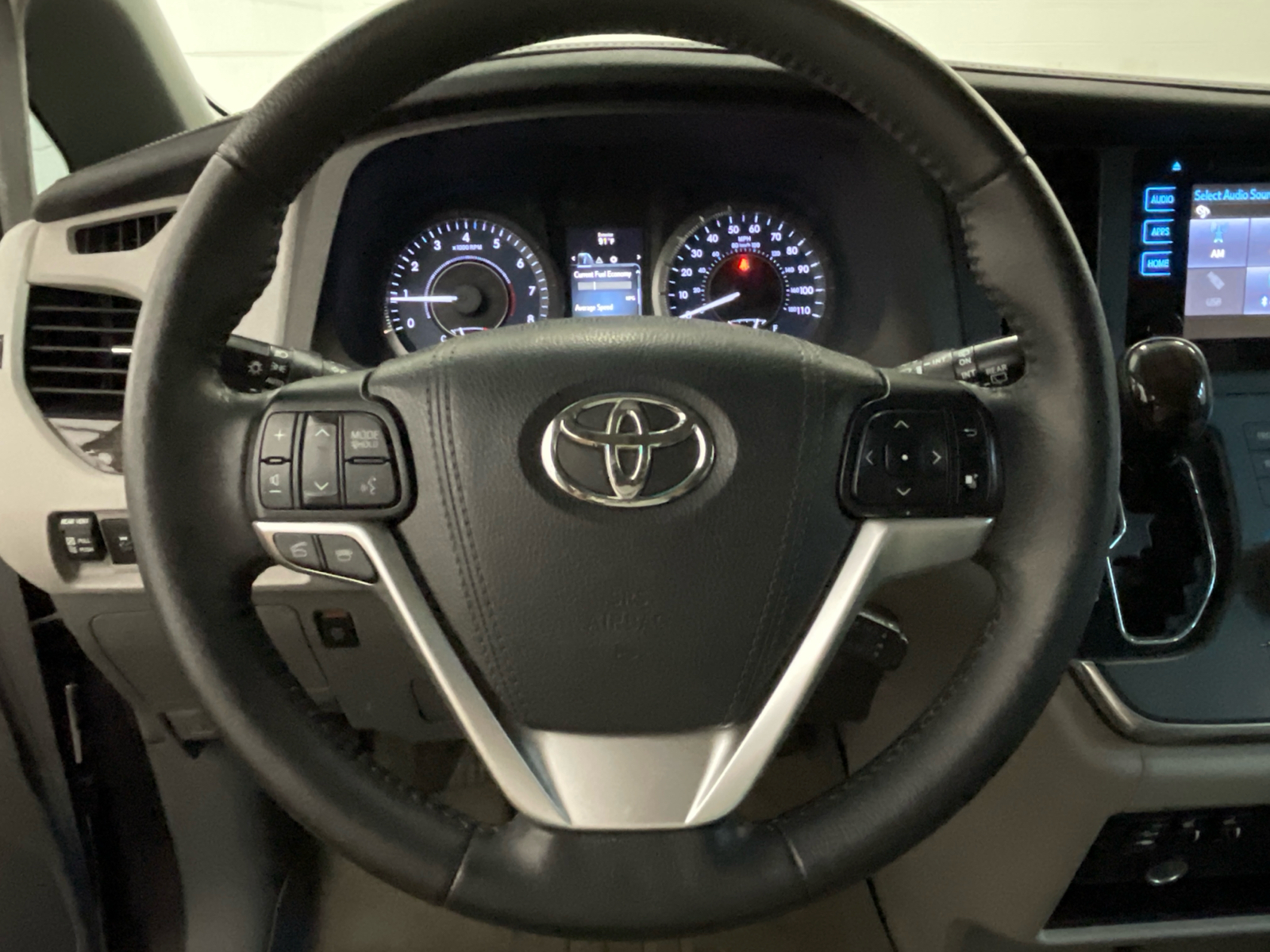 2015 Toyota Sienna XLE 9
