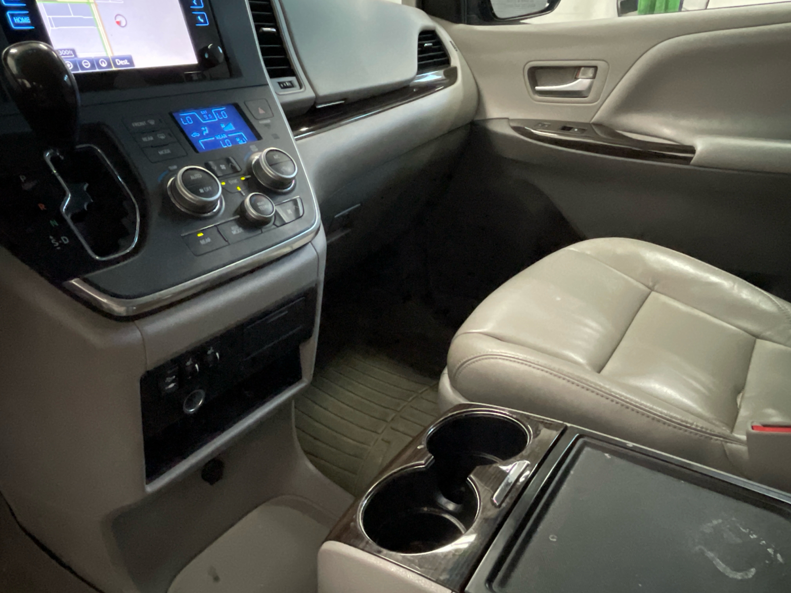 2015 Toyota Sienna XLE 15