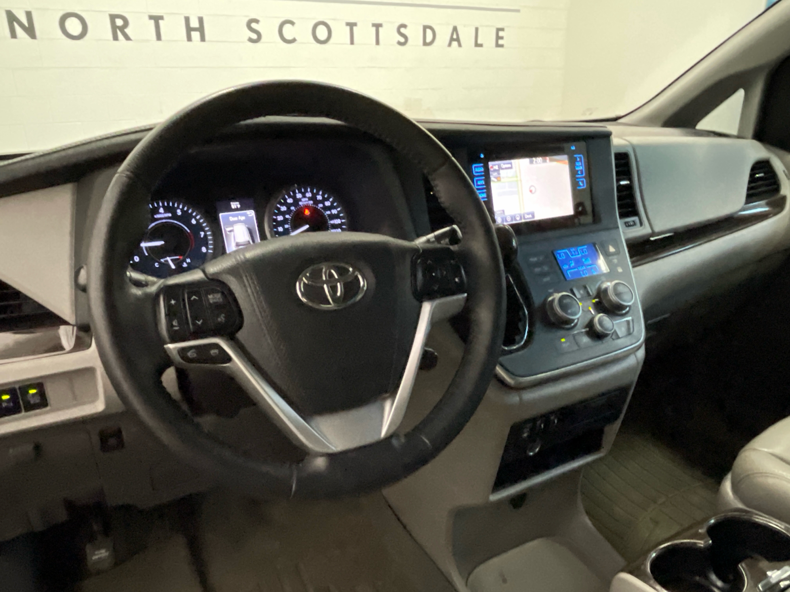 2015 Toyota Sienna XLE 16