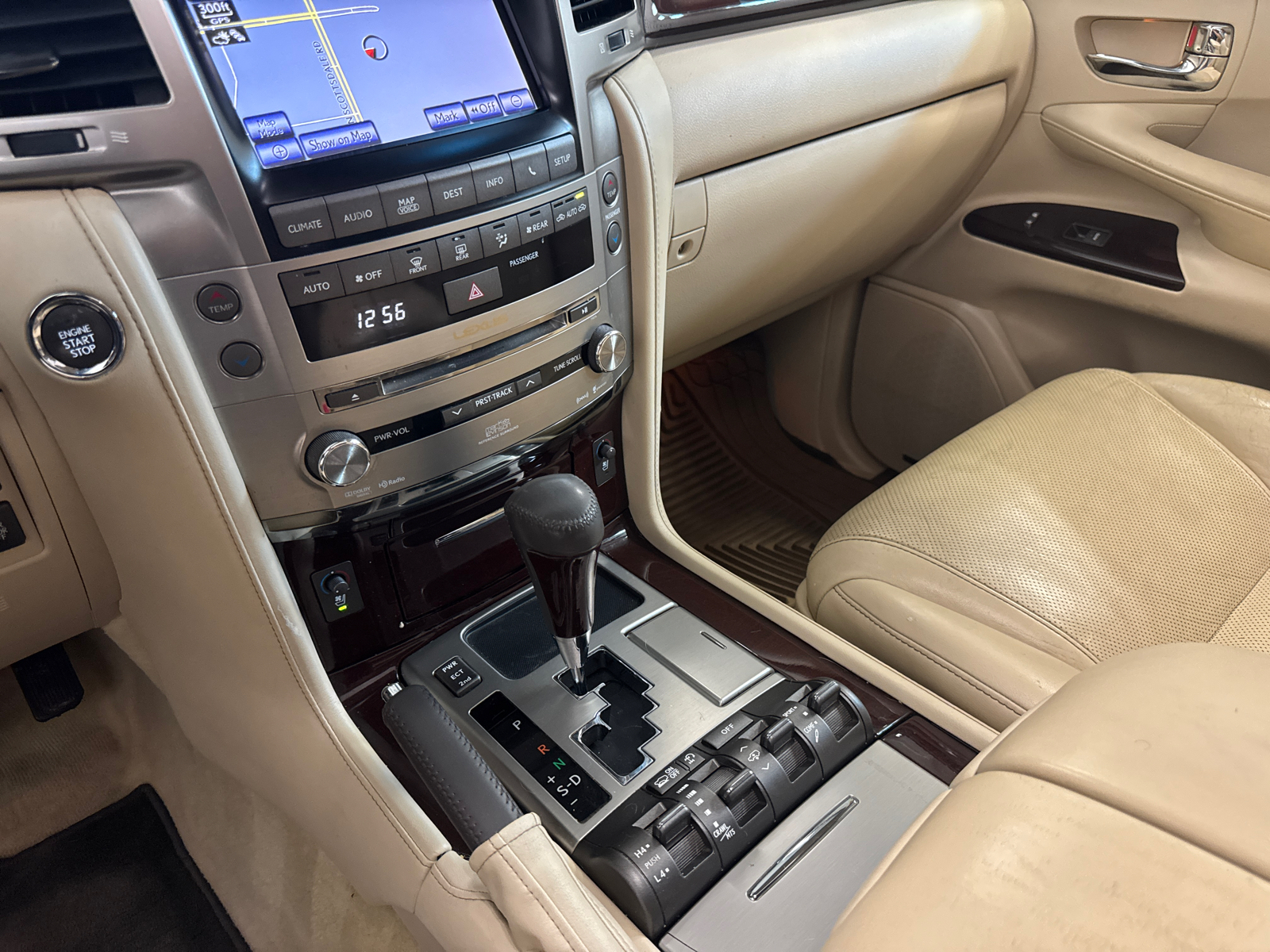 2013 Lexus LX 570 13