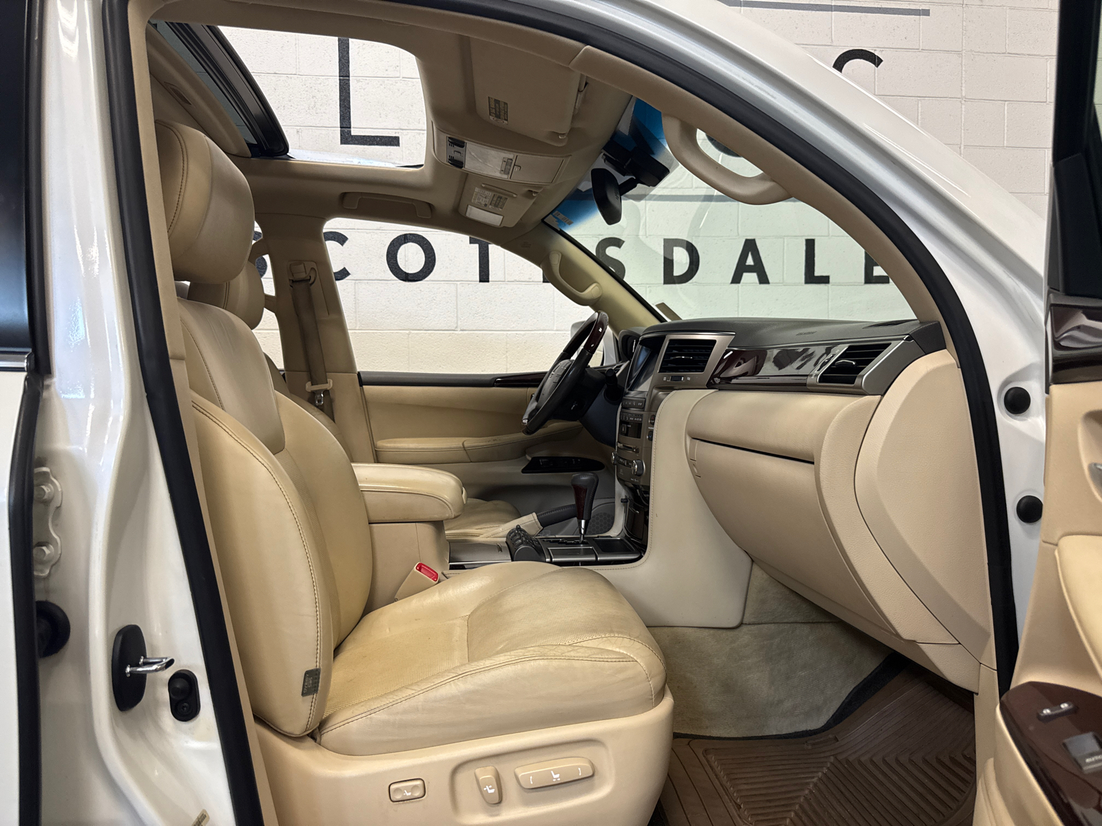 2013 Lexus LX 570 17