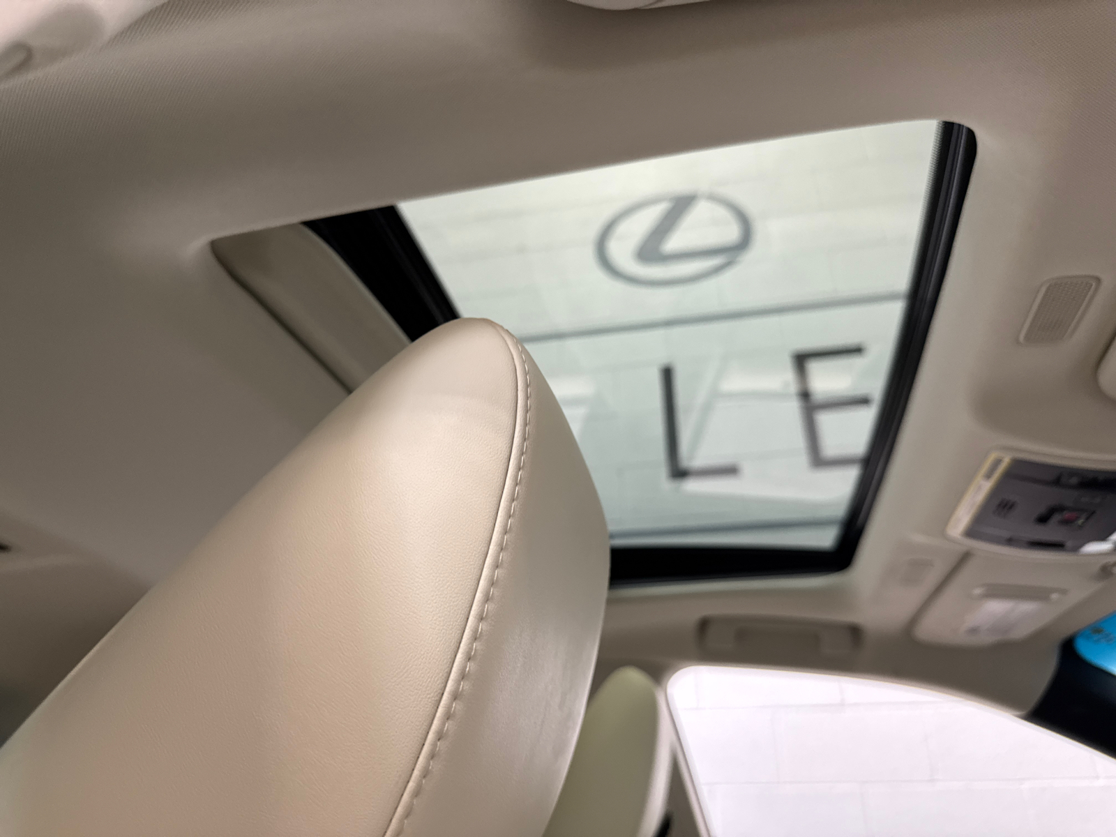 2022 Lexus ES 300h 22