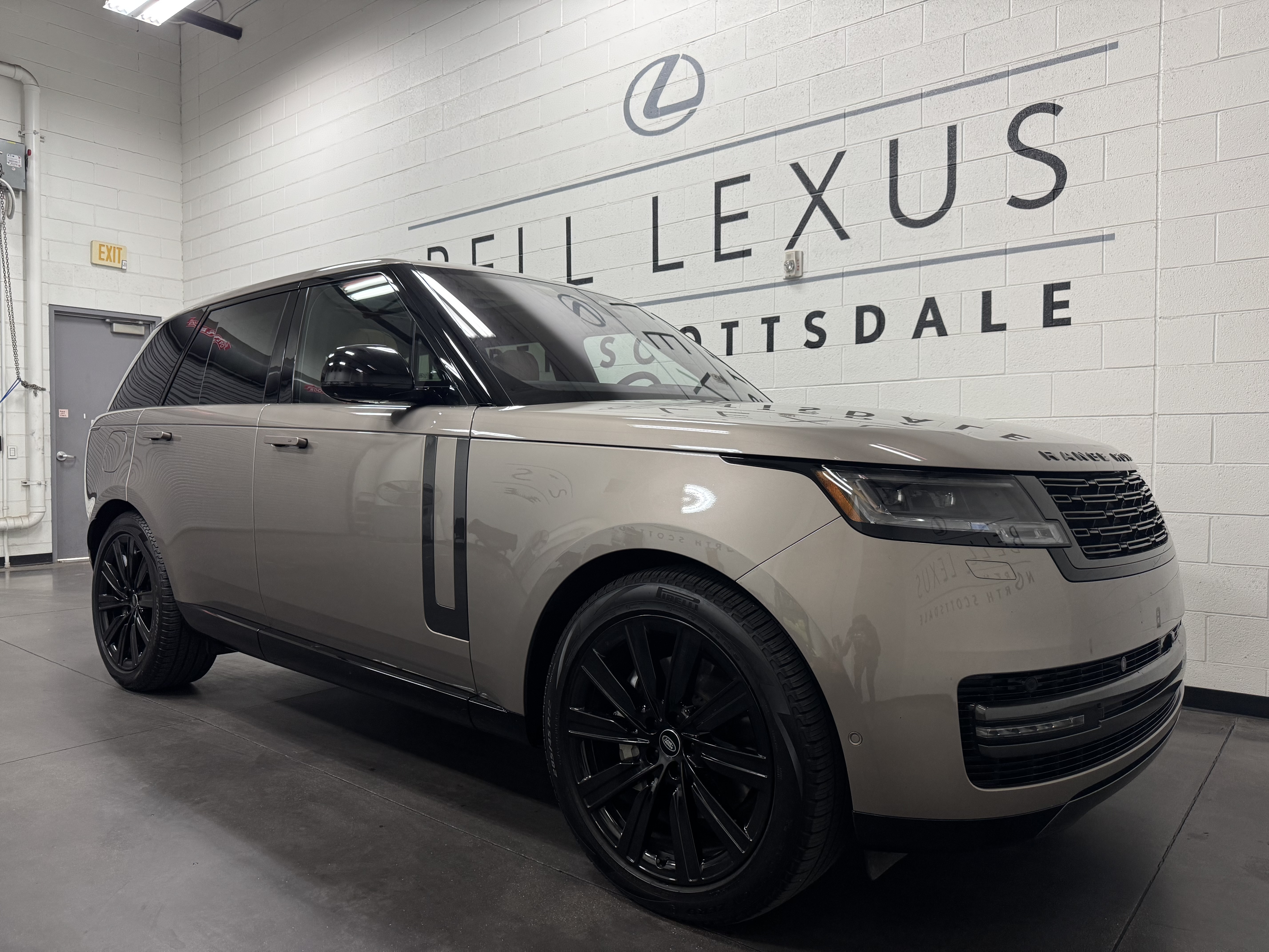 2023 Land Rover Range Rover SE 1