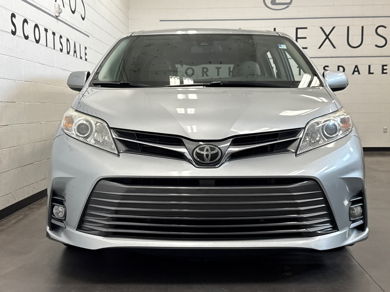 2019 Toyota Sienna XLE 2