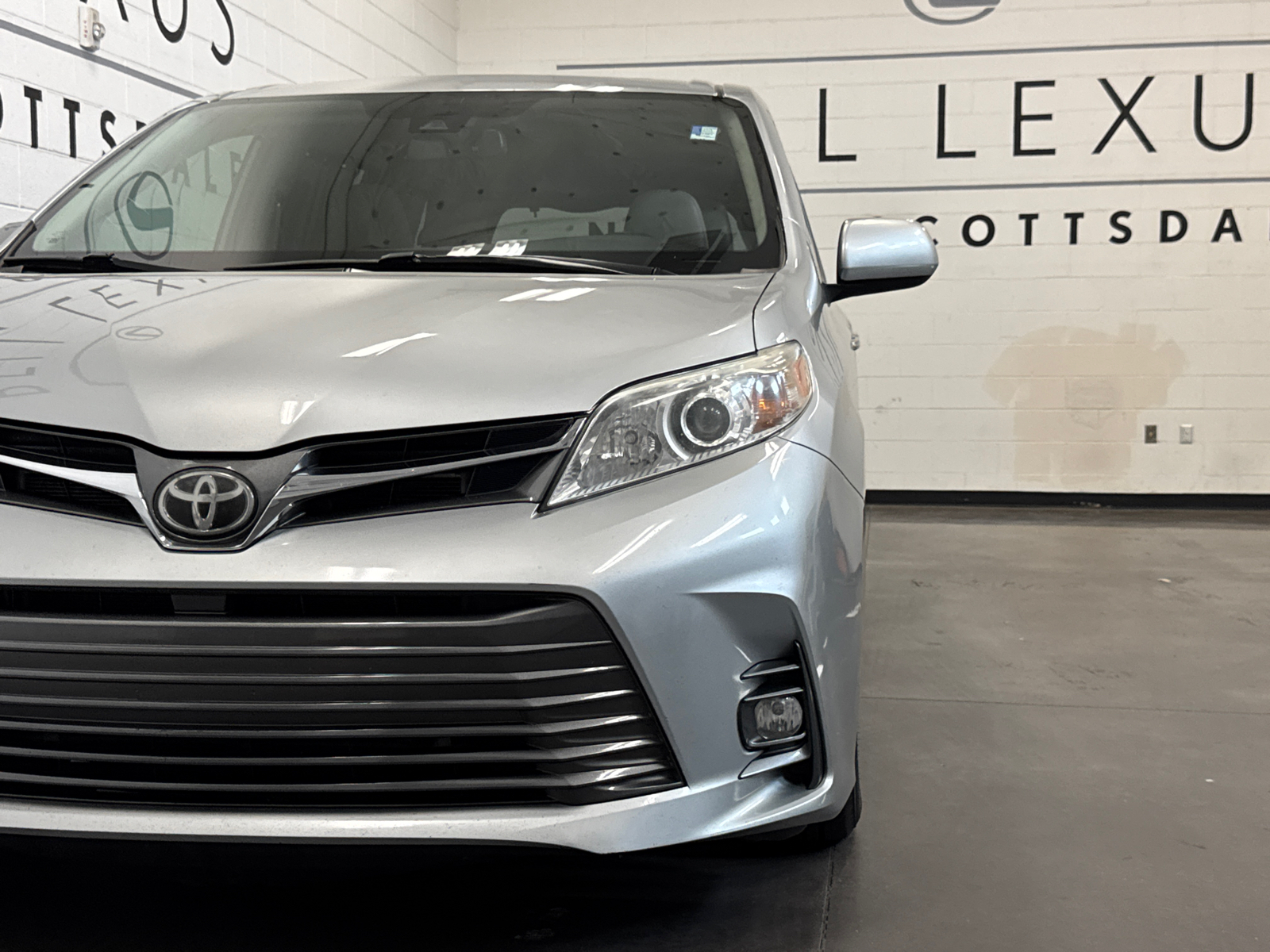 2019 Toyota Sienna XLE 3