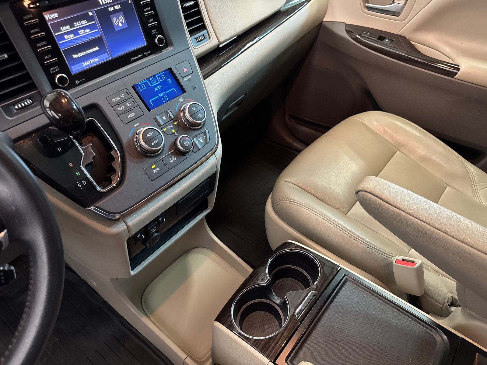 2019 Toyota Sienna XLE 15