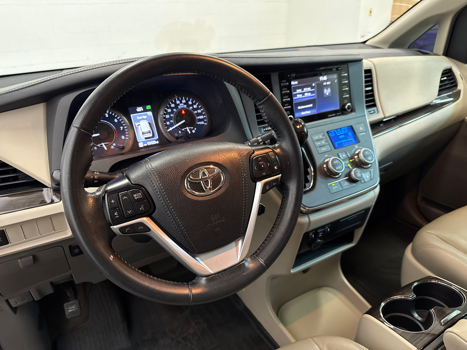 2019 Toyota Sienna XLE 16