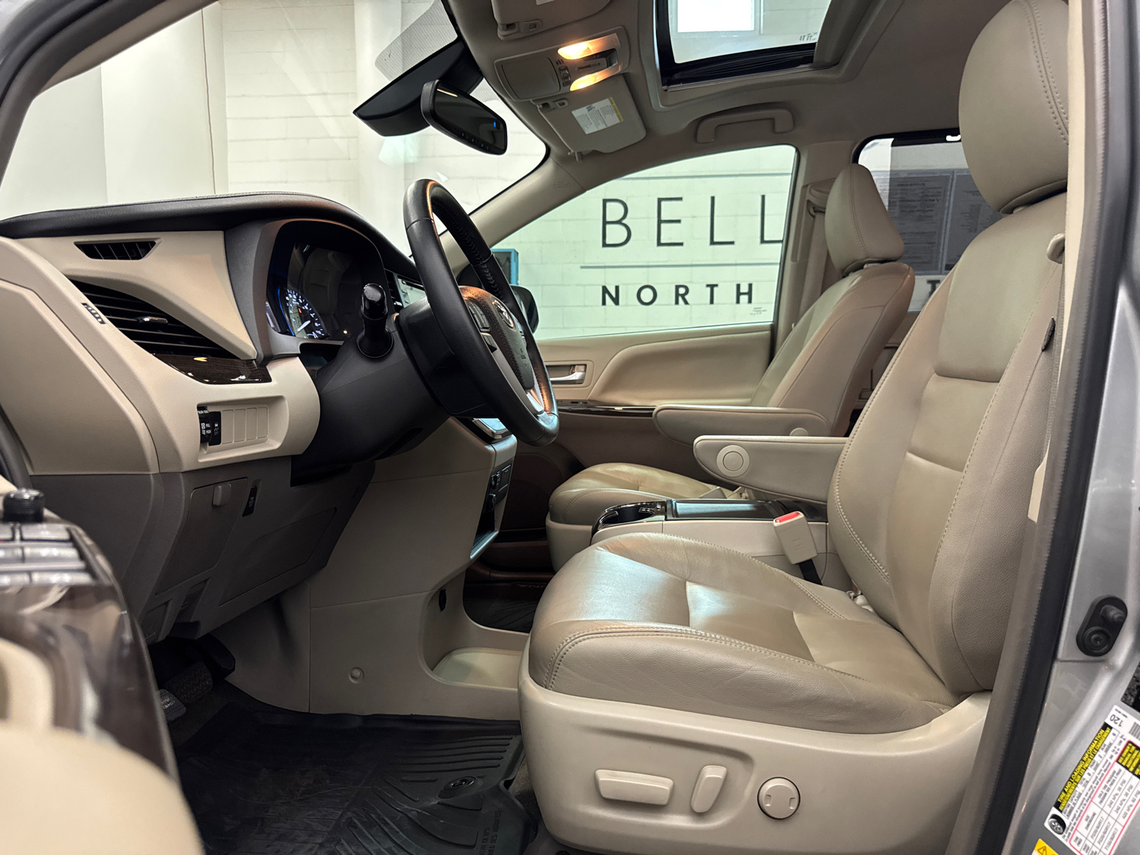 2019 Toyota Sienna XLE 19