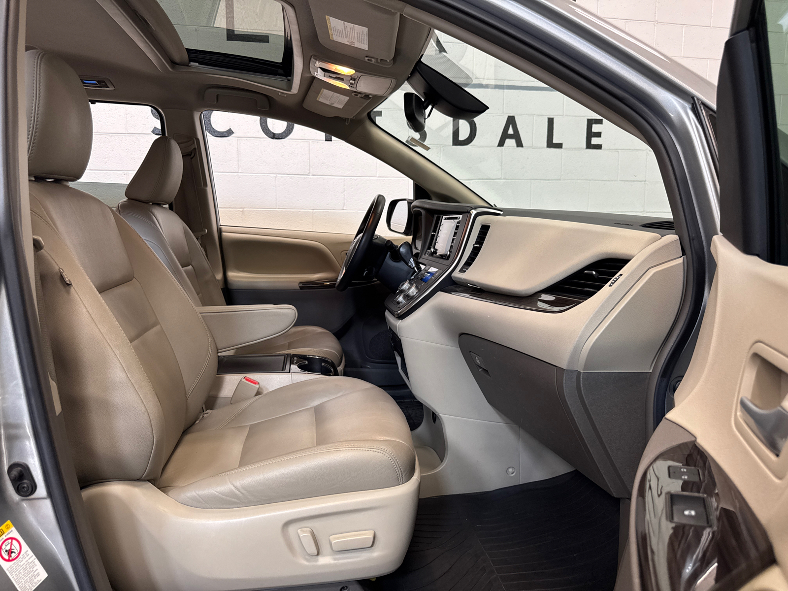 2019 Toyota Sienna XLE 21