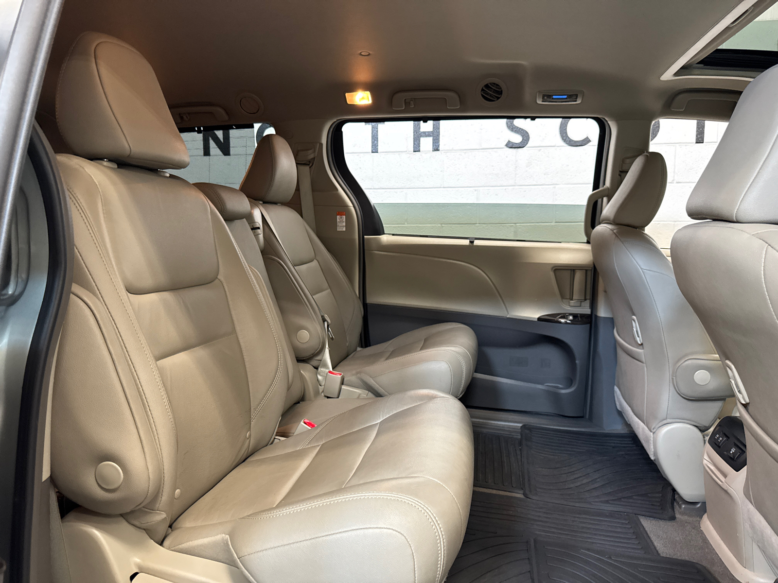 2019 Toyota Sienna XLE 22