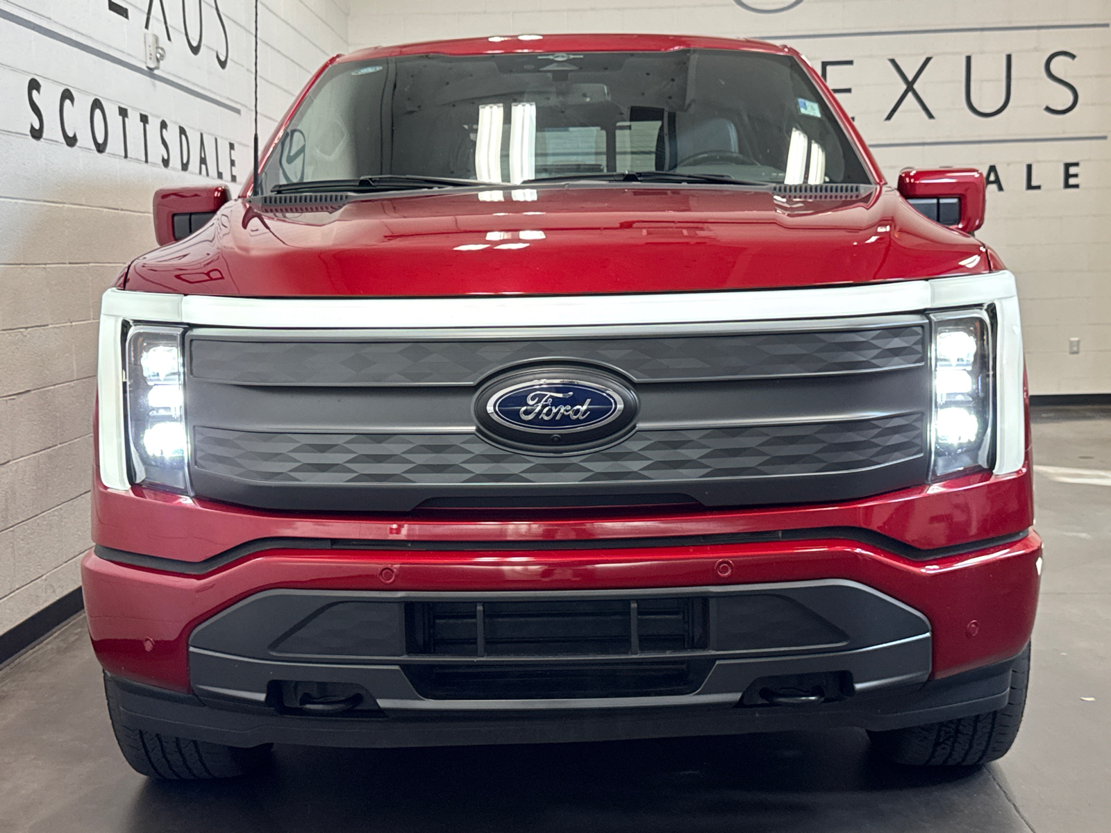 2023 Ford F-150 Lightning Lariat 2