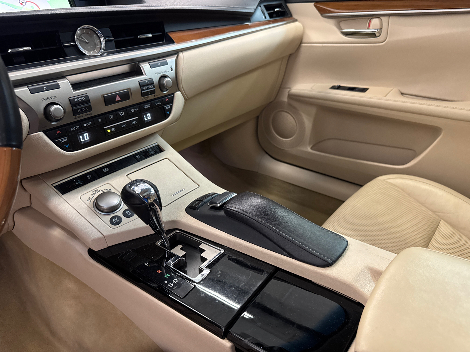 2014 Lexus ES 300h 14