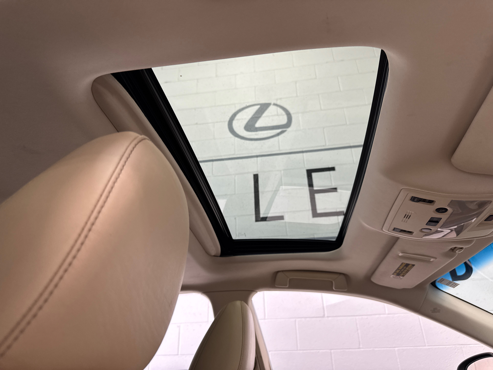 2014 Lexus ES 300h 17