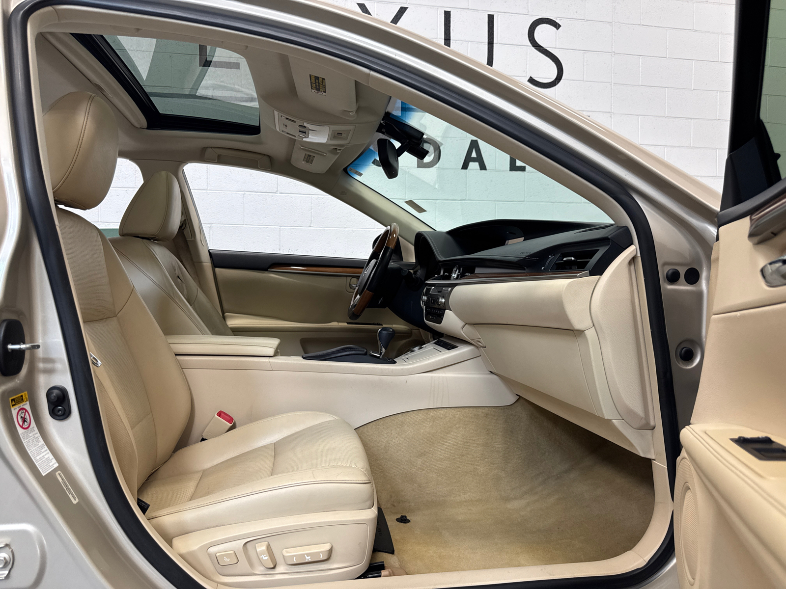 2014 Lexus ES 300h 19