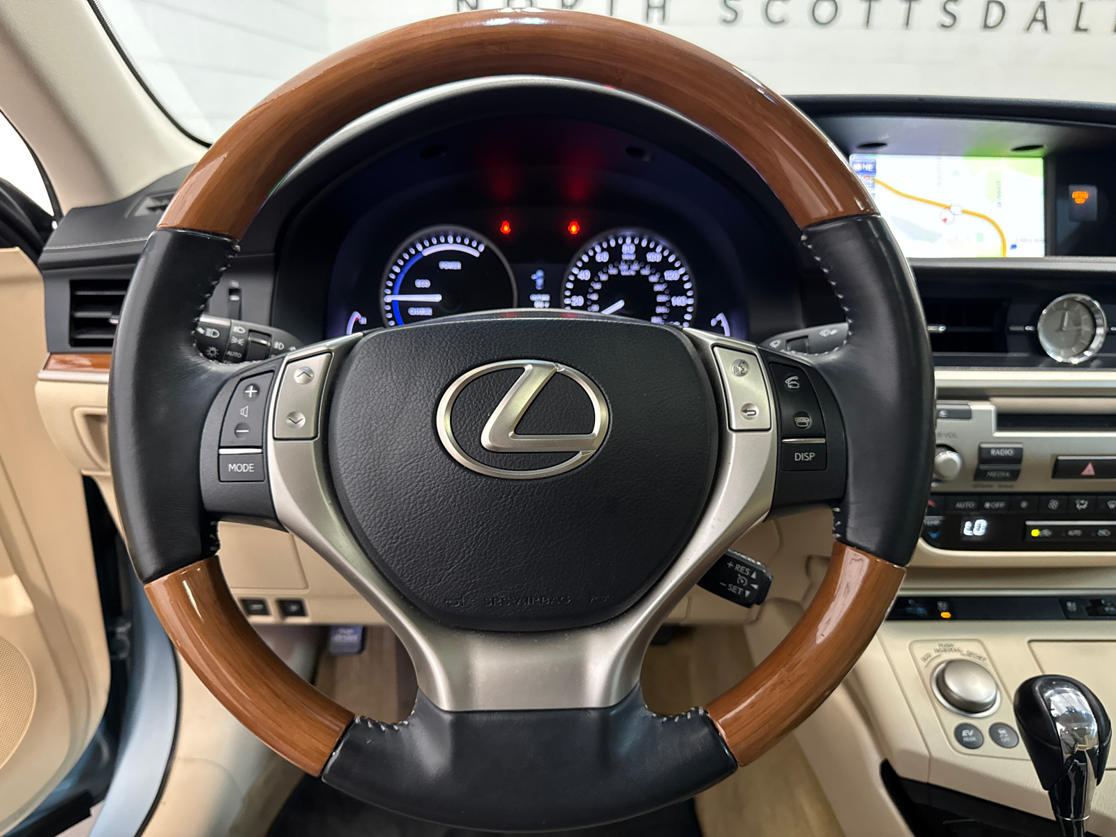 2014 Lexus ES 300h 9