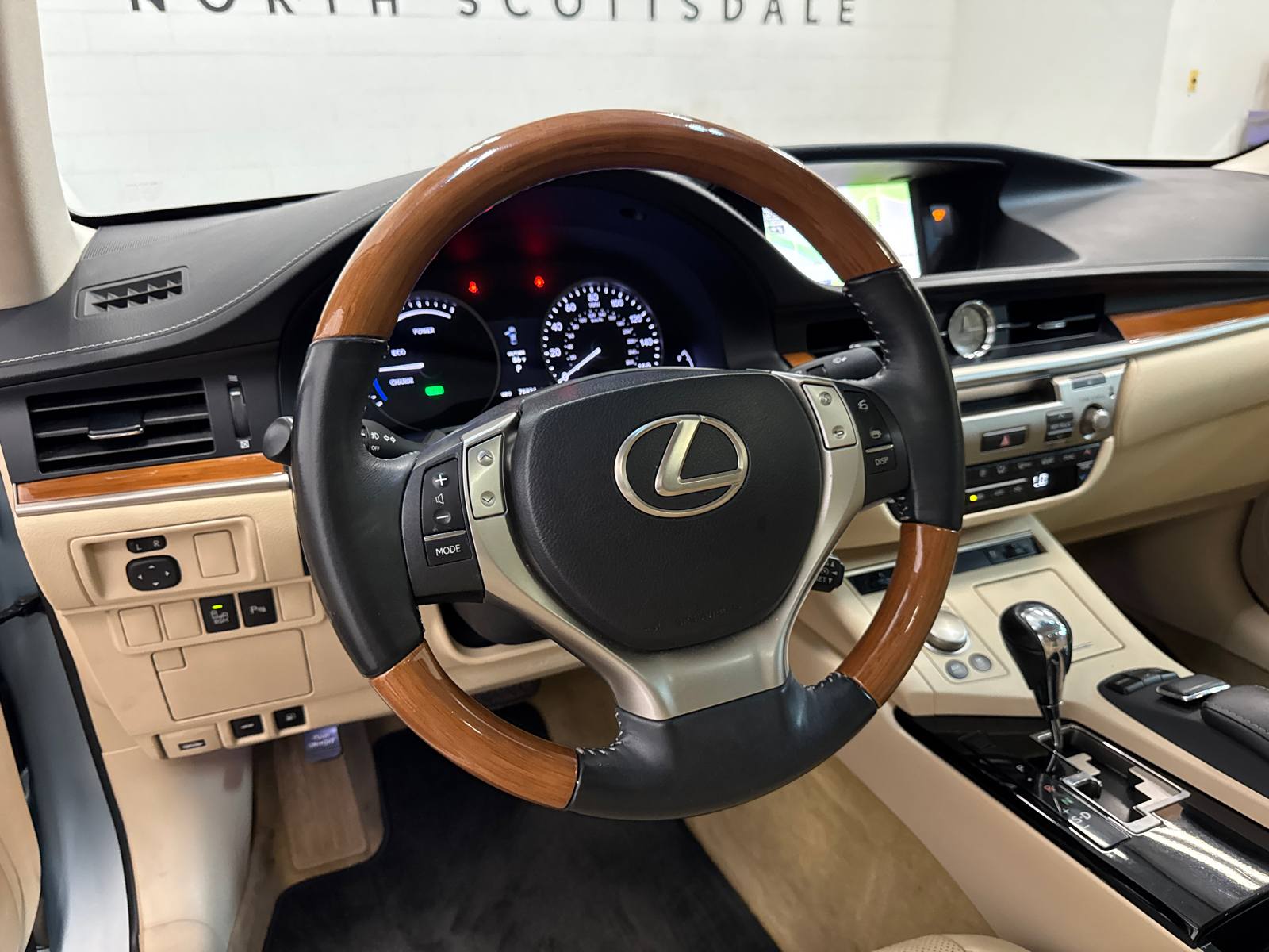 2014 Lexus ES 300h 16