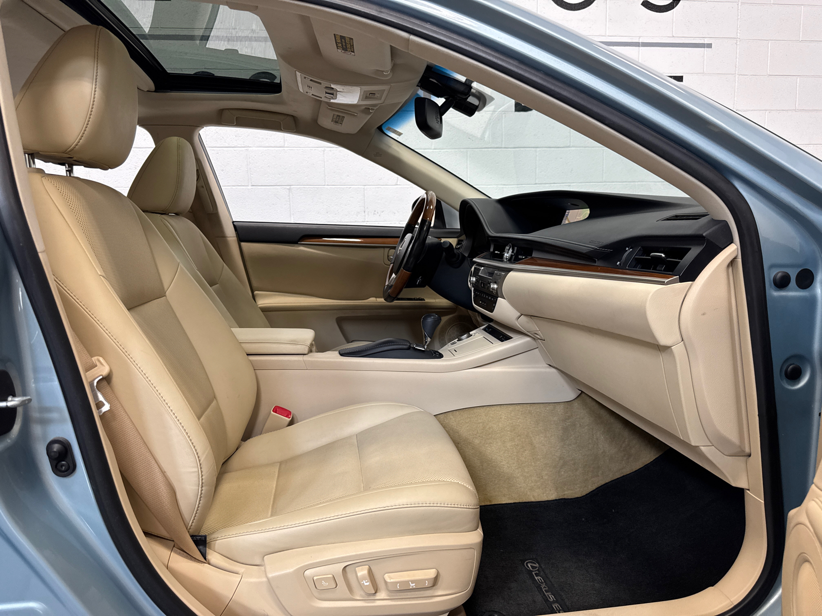 2014 Lexus ES 300h 21